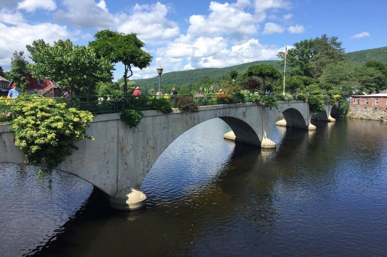 Blooming Inn Shelburne Falls Extérieur photo
