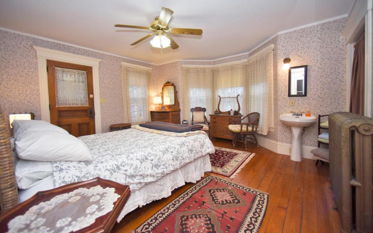 Blooming Inn Shelburne Falls Extérieur photo